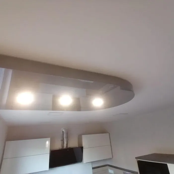 Moderne Küche mit Spanndecke und Einbauleuchten