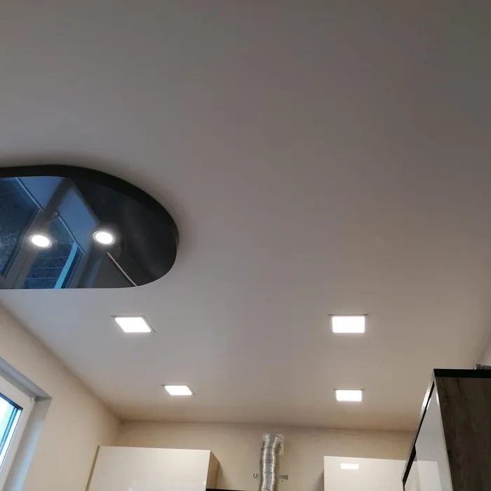 Spanndecke mit dunklem Akzentelement und Einbauleuchten